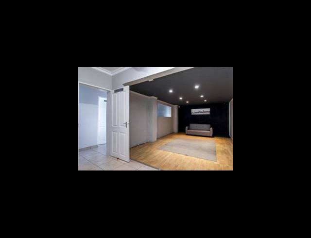 900M² BUSINESS TO LET IN GANTS PLAZA
